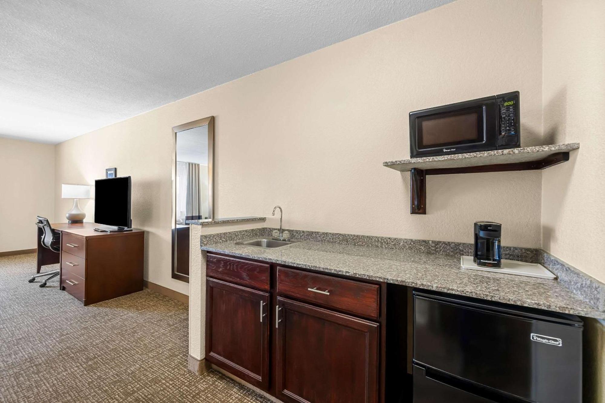 Comfort Inn&suites 3*